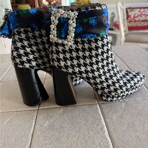 Betsey Johnson Idris Boots 8